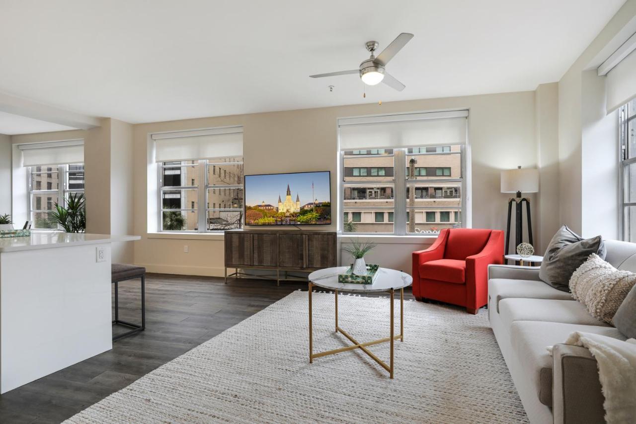 2 Bedroom Elegant In Downtown Apartment *